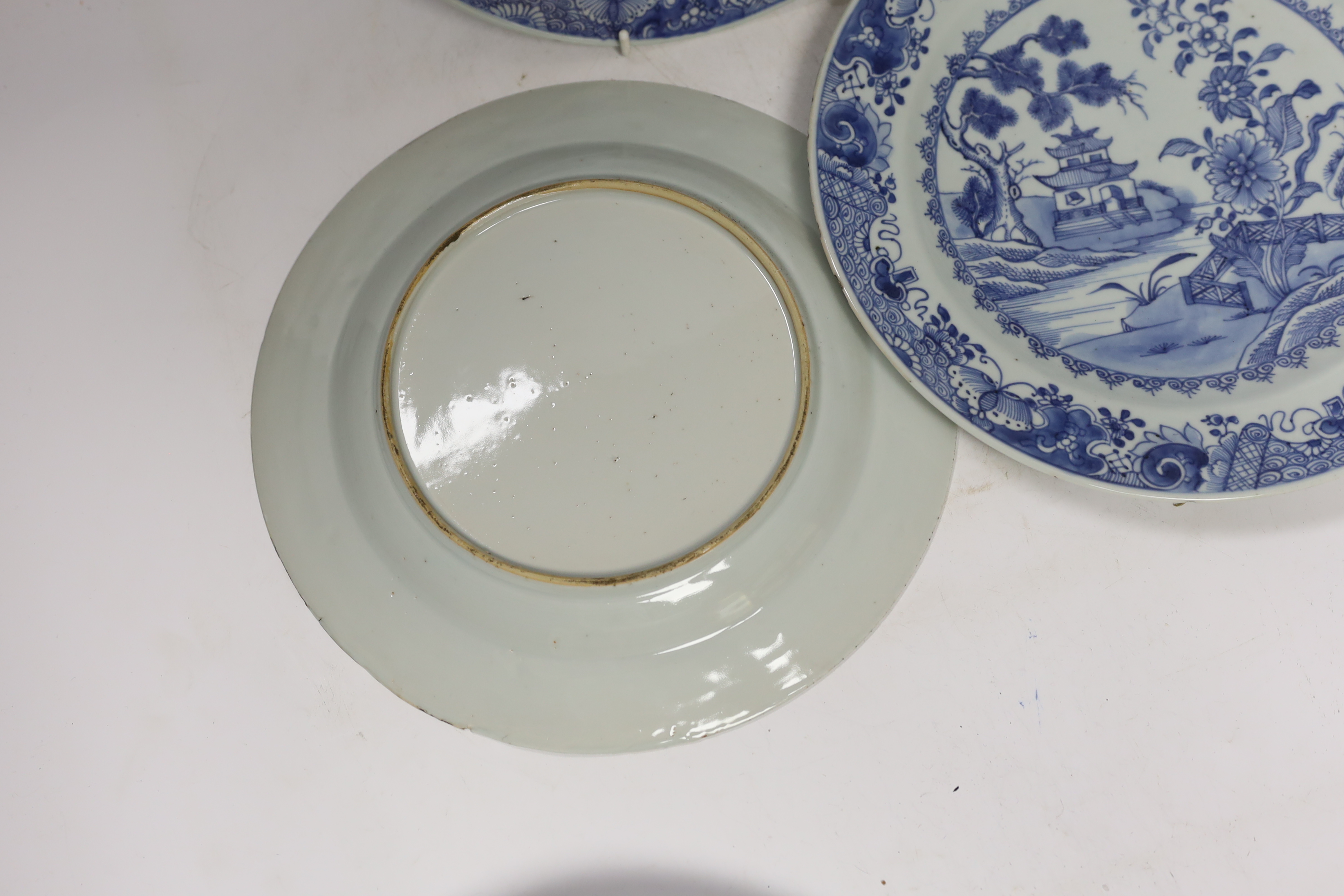 A set of five 18th century Chinese export blue and white plates, 26cm